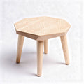 Mesa hexagonal de madeira clara com padrão geométrico 40 x 40 x 45cm